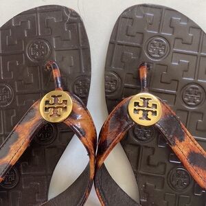 Tory Burch patent leather cheetah print classic flip flops size 9